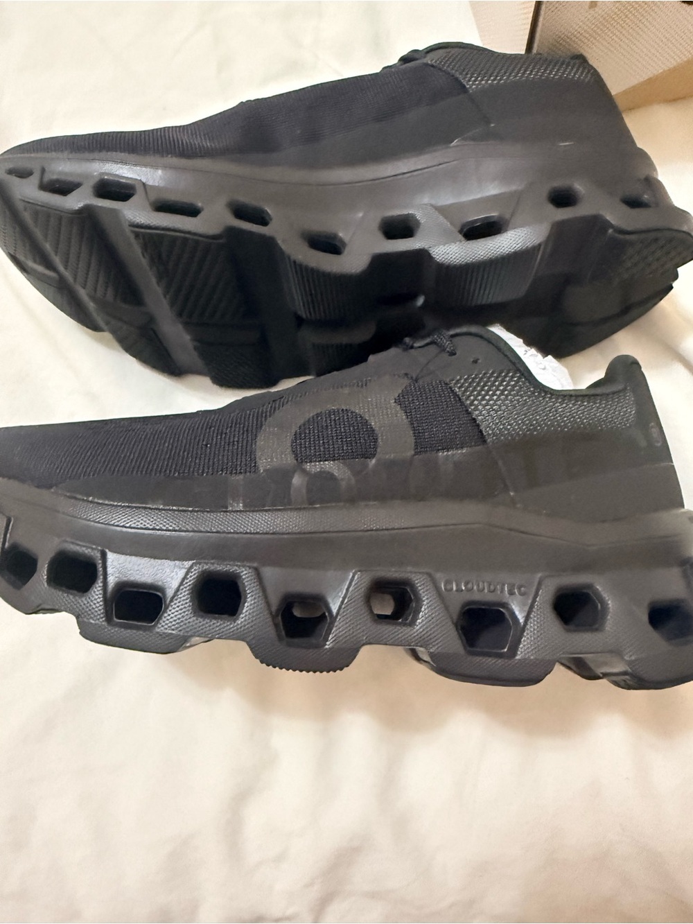 On cloud cloud monster all black. New with box. 7m/8.5W